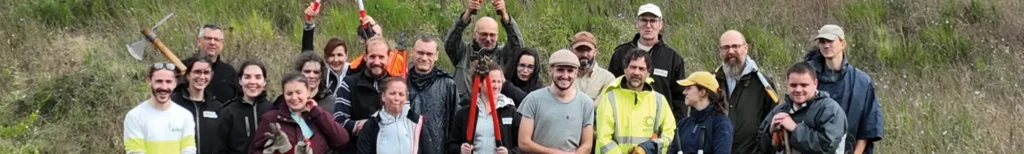 Photo d'équipe du Conservatoire d'espaces naturels Centre-Val de Loire après un chantier sur le site de la friche des Parterres en 2024.