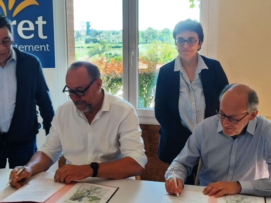 Signature labellisation ENS des Varinnes avec Marc Gaudet et Michel Prévost.