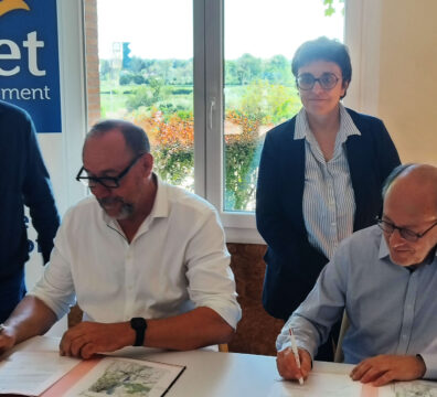 Signature labellisation ENS des Varinnes avec Marc Gaudet et Michel Prévost.