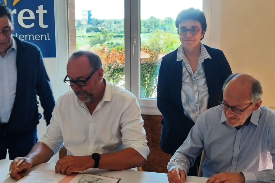 Signature labellisation ENS des Varinnes avec Marc Gaudet et Michel Prévost.