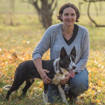 Céline Boulay et son chien, Joe. Éleveuse Pasto'Loire.